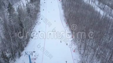 人们在滑雪场滑雪电梯旁的雪坡滑雪和滑雪板